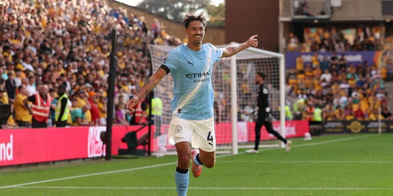 Tiền vệ mang áo số 4 có thông số chuyên môn nổi bật